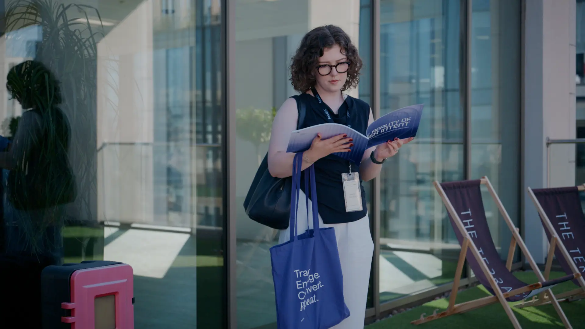 An event attendee reading Force24’s buyer intent guide